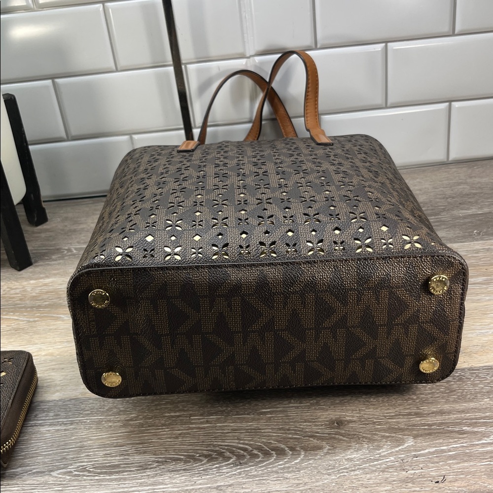 1184 Michael Kors lazer cut tote and wallet set 259031184 - Picture 3 of 16